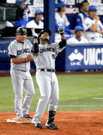 　延長１２回、勝ち越し打を放ち喜ぶエルナンデス