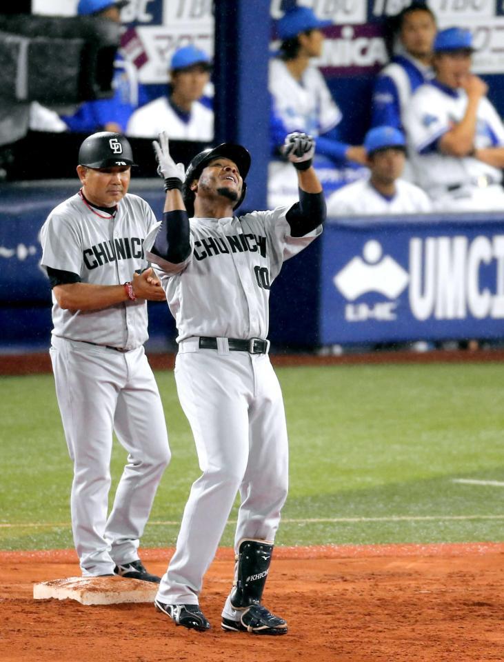 　延長１２回、勝ち越し打を放ち喜ぶエルナンデス