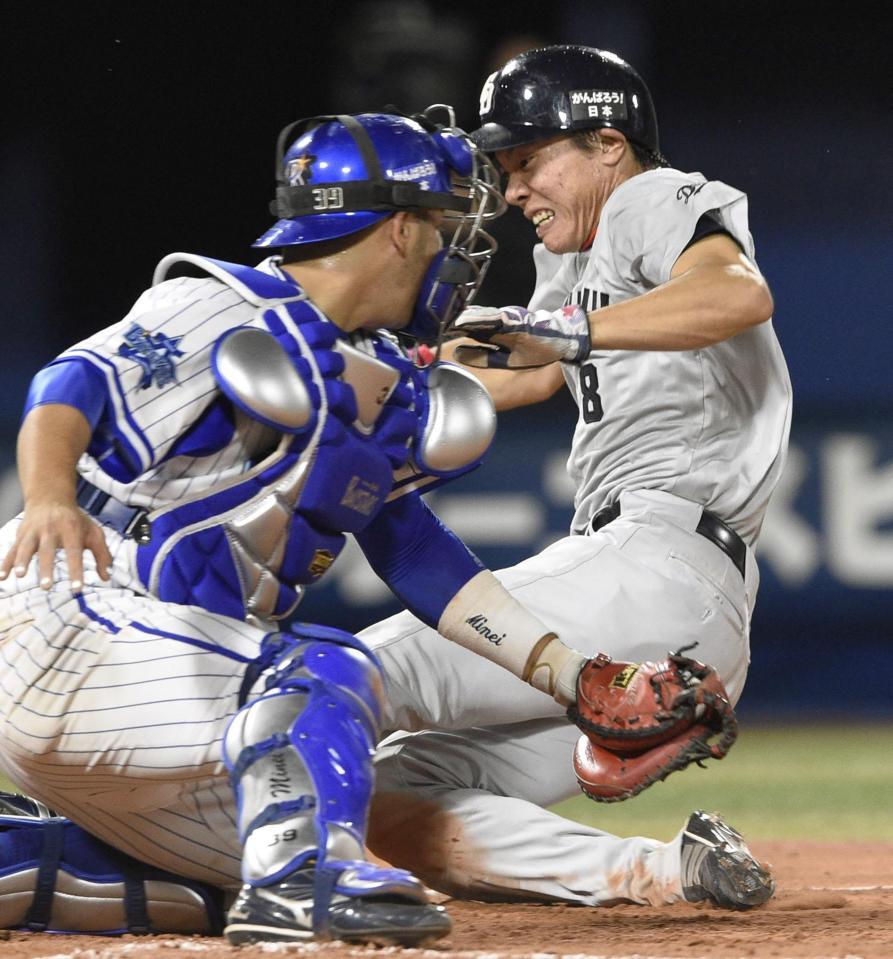 　７回中日２死二塁、平田の左前打で大島が同点の生還。捕手嶺井＝横浜