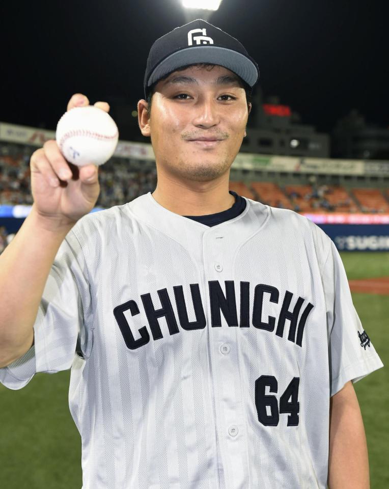 　２年ぶりの勝利を挙げ、ウイニングボールを手に笑顔の中日・小熊＝横浜