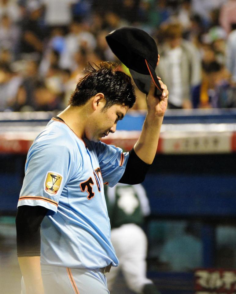 　４回に４失点し、ガックリとベンチへ戻る菅野＝神宮（８月２６日、ヤクルト戦）