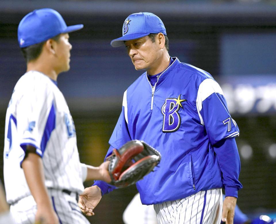 　７回、選手交代を告げベンチに戻る中畑監督