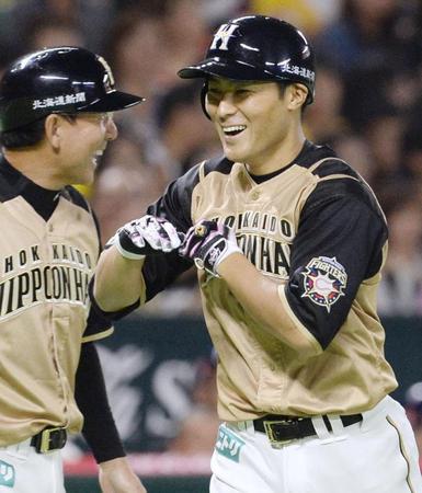 　５回、満塁本塁打を放ち笑顔で三塁を回る日本ハム・田中＝ヤフオクドーム