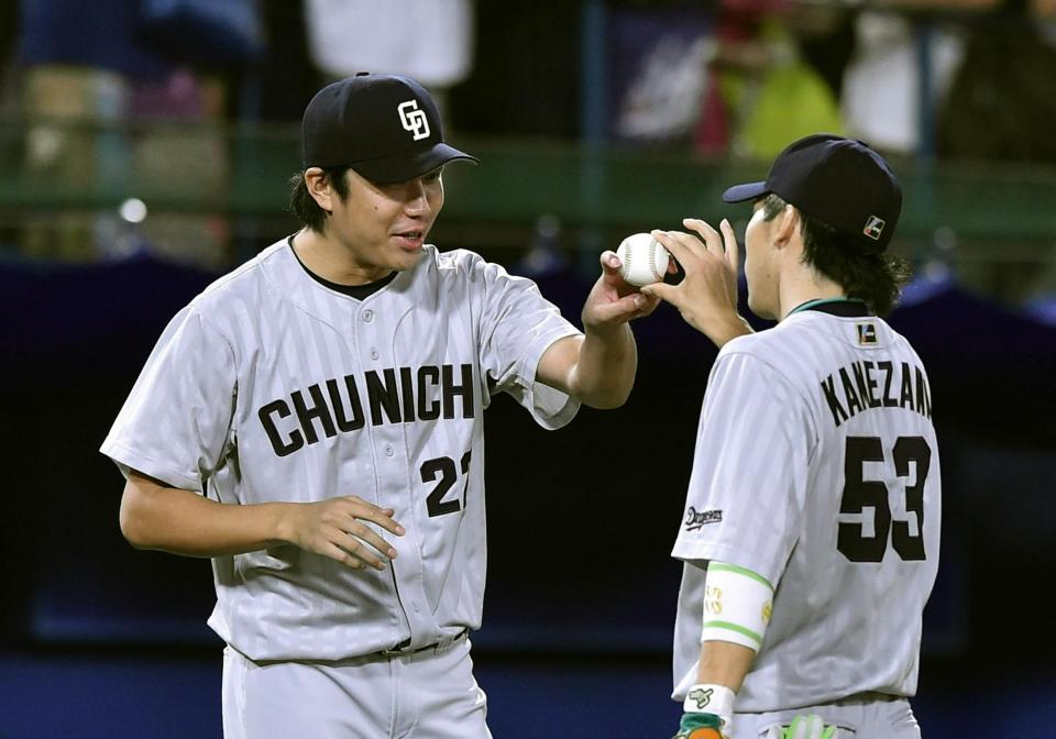 　ＤｅＮＡに勝利し亀沢（右）からウイニングボールを受け取る中日先発の大野