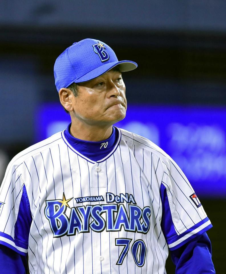 　８回裏を終え、選手交代を告げベンチに戻る中畑監督