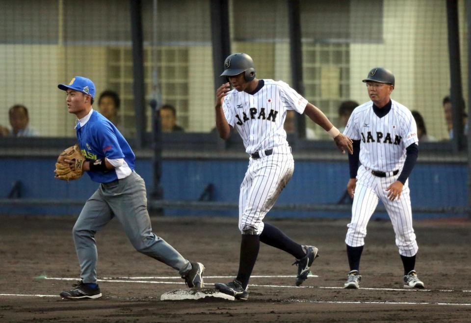 日本対ブラジル　１回日本無死一塁、オコエ瑠偉（中央）は篠原涼の右前打で三塁へ進む＝舞洲（撮影・山口　登）