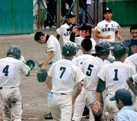逆転サヨナラ本塁打を浴び肩を落とすＰＬ学園・梅田主将（左から２人目）