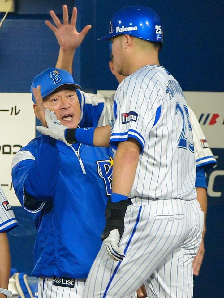 ３回、バルディリスの二塁打で生還した筒香（右）を迎えるＤｅＮＡ・中畑監督＝横浜スタジアム（撮影・堀内翔）