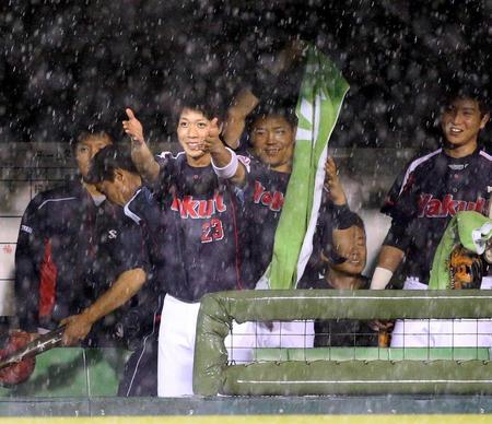 　雨で試合開始を待つ中、巨人ベンチに向かってゼスチャーを交わす山田（中央）ら