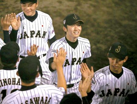 　５連勝し、笑顔でハイタッチを交わす高橋純（中央）、清宮（左）ら日本ナイン（撮影・飯室逸平）