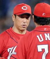 ８月２９日のＤｅＮＡ戦５回、降板を伝える畝コーチ（手前）と向かい合い、続投への強い意思を目に浮かべる広島・黒田＝横浜スタジアム（撮影・開出牧）