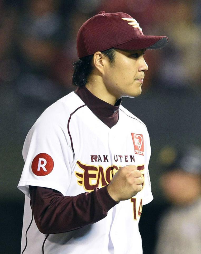 　８回２死満塁のピンチを切り抜け、ガッツポーズする楽天・則本＝コボスタ宮城