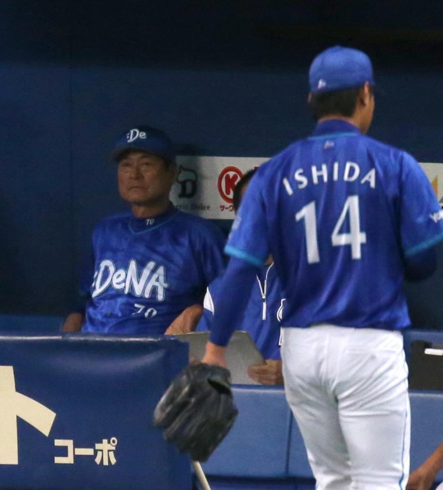 　８回、好投した石田の降板に悔しげな中畑監督