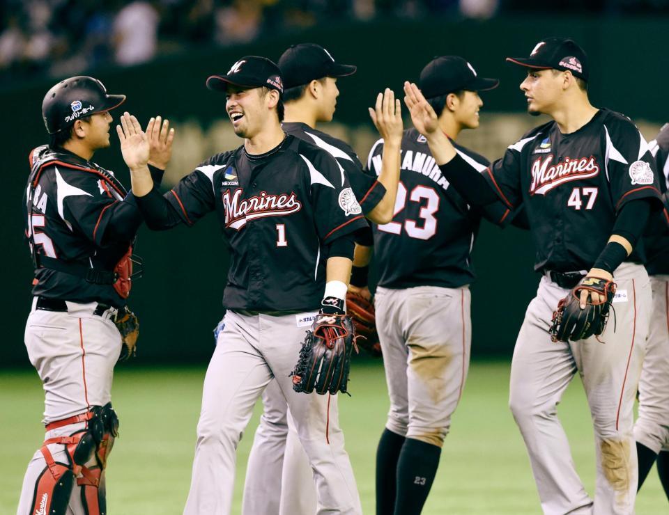 日本ハムに競り勝ち、タッチを交わす清田（左から２人目）らロッテナイン＝東京ドーム