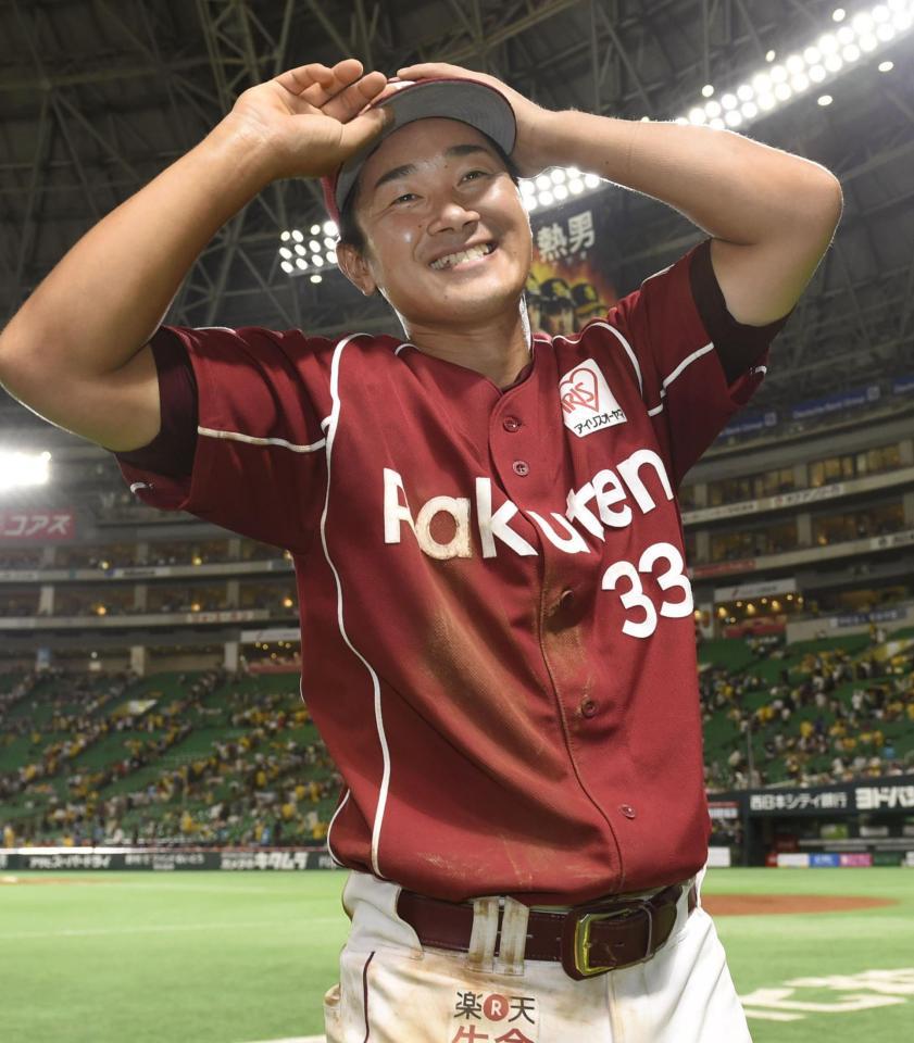 　勝利に貢献し、笑顔の楽天・銀次＝ヤフオクドーム
