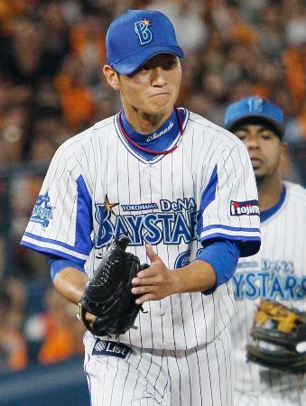 　７回２死三塁で、巨人・小林を遊ゴロに打ち取り、グラブをたたくＤｅＮＡ・砂田＝横浜