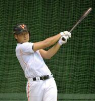 フリー打撃で打ち込む巨人・岡本和真＝ジャイアンツ球場（撮影・西岡正）