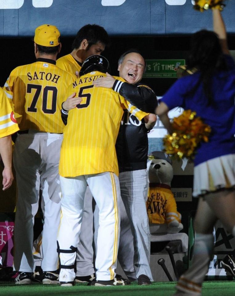 　サヨナラ２ランを放った松田（５）と抱き合って喜ぶ孫オーナー