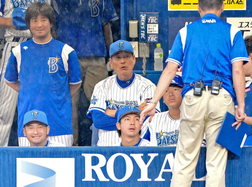 　雨が激しくなり、関係者と話す中畑監督