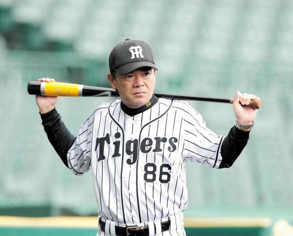 鋭い視線で練習を見つめる阪神・和田豊監督＝甲子園（撮影・保田叔久）