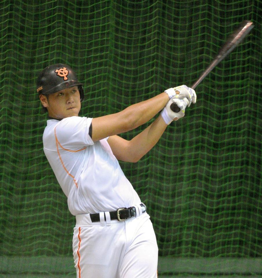 フリー打撃で打ち込む巨人・岡本和真＝ジャイアンツ球場（撮影・西岡正）