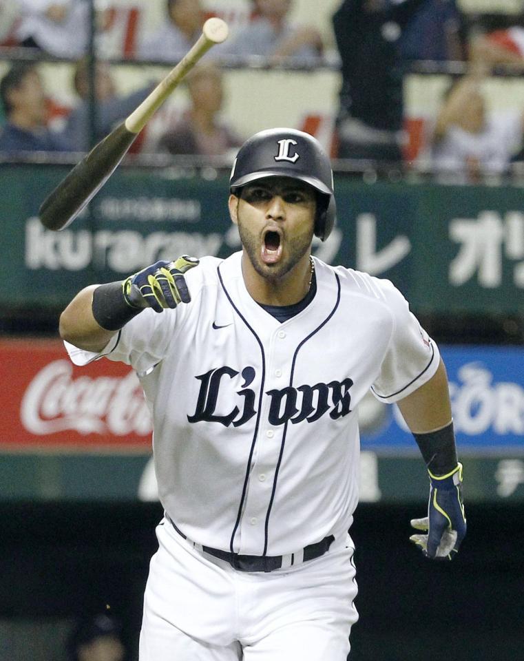 　８回西武１死一塁、メヒアが中越えに逆転２ランを放つ＝西武プリンスドーム