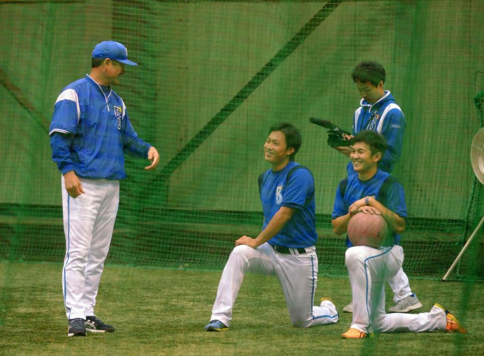 　室内練習場で談笑する（左から）中畑監督、石田、山崎康（撮影・堀内翔）