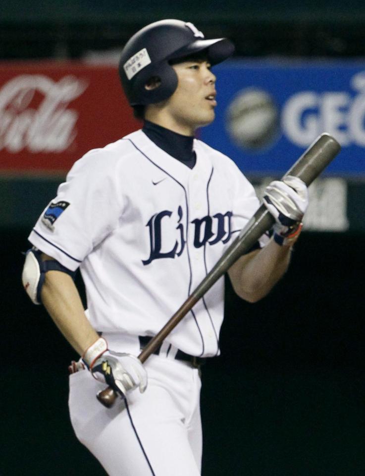 　６回、空振り三振に倒れた西武・秋山＝西武プリンスドーム