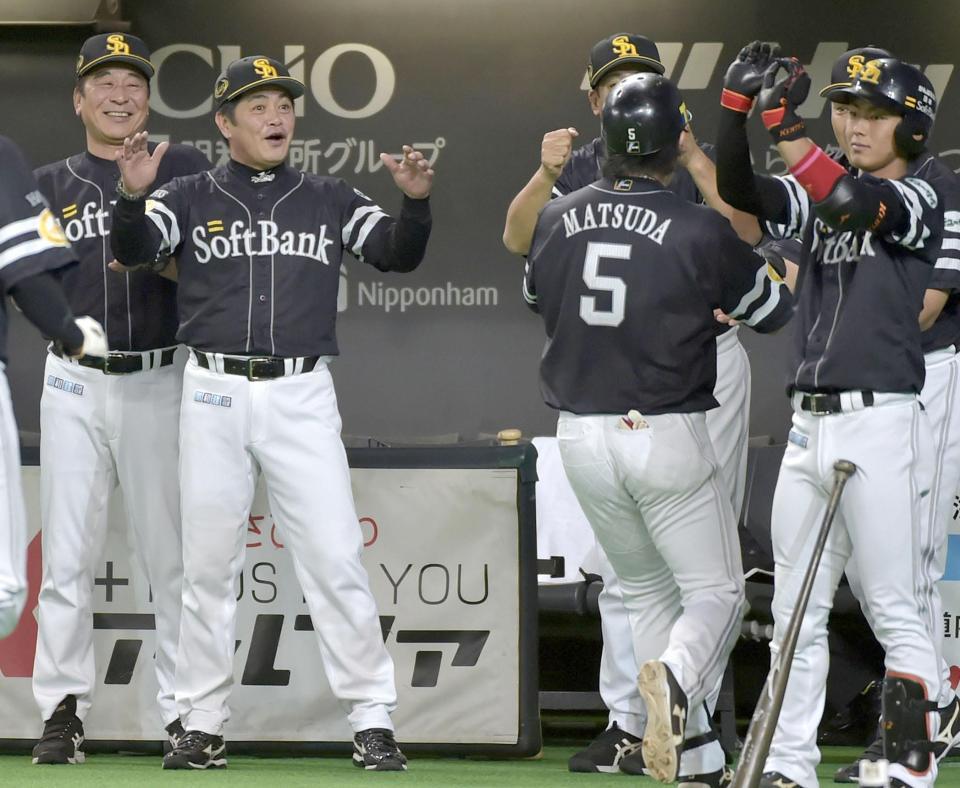 ２回、先制３ランを放った松田（５）を迎える工藤監督（左から２人目）＝札幌ドーム