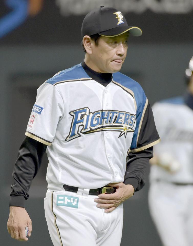 ７回を終えて選手交代を告げ、ベンチに戻る栗山監督＝札幌ドーム