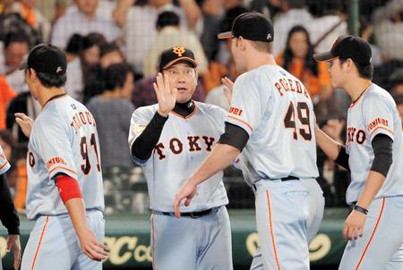 　大きく目を見開いて先発ポレダを出迎える原監督（撮影・保田叔久）