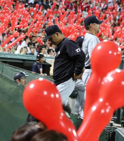 　劣勢な試合展開にうつむいてベンチ裏に向かう谷繁監督兼選手