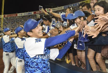 　試合終了後、笑顔でファンとタッチを交わすＤｅＮＡ・山崎康（手前）ら＝８月１８日、横浜