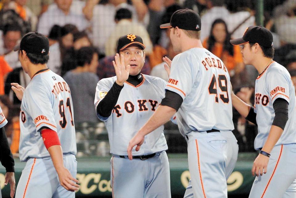 　大きく目を見開いて先発ポレダを出迎える原監督（撮影・保田叔久）