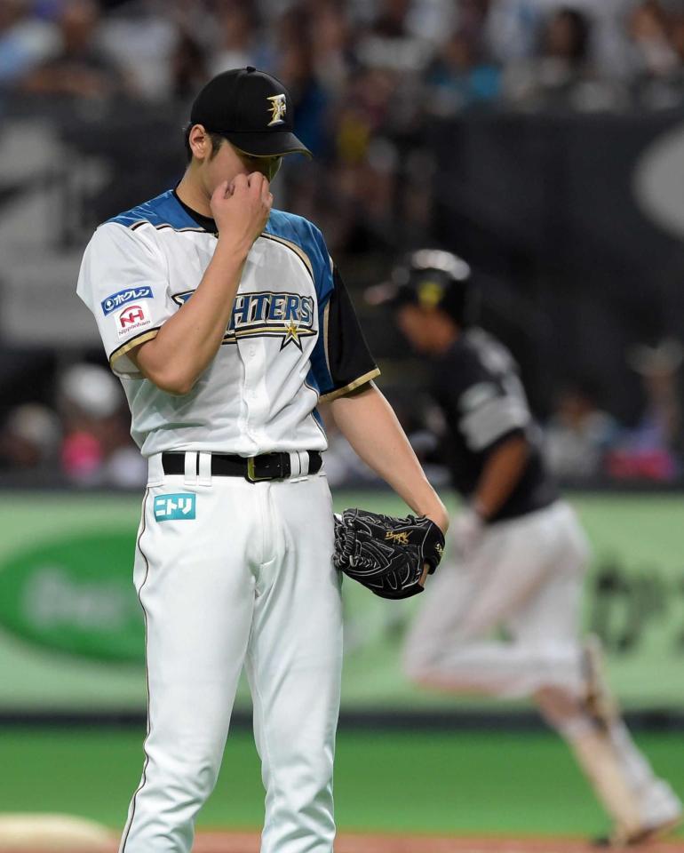 　７回、柳田（右）に２ランを浴びた大谷