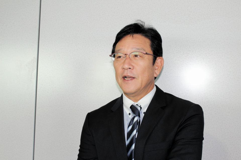 次戦西武戦に向けて東京へ移動する日本ハム・栗山監督＝新千歳空港