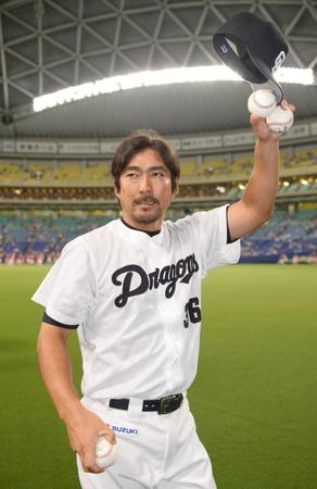 　ヤクルトに勝利し、ファンの声援に応える中日・小笠原＝ナゴヤドーム