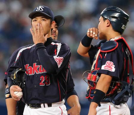 　４回、勝ち越され汗をぬぐう小川（左）、中村のヤクルトバッテリー