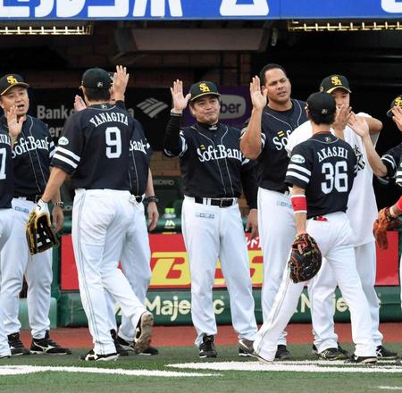 　楽天に完勝し余裕の表情でナインを迎える工藤監督（中央）