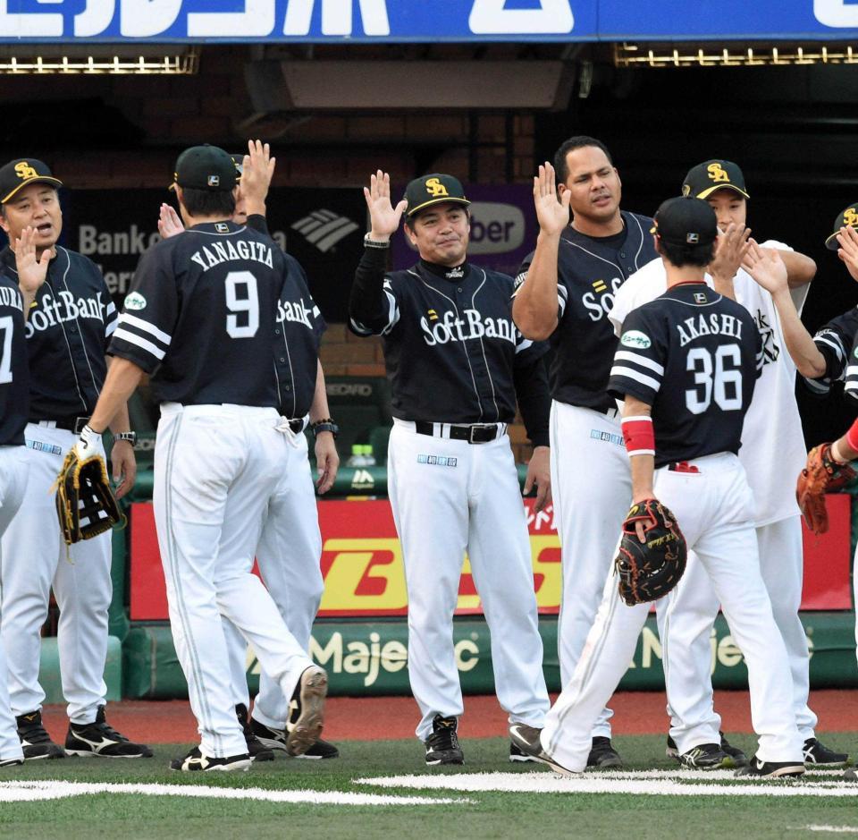 　楽天に完勝し余裕の表情でナインを迎える工藤監督（中央）