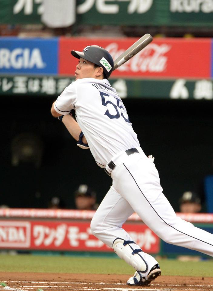 　１回、先制の中越えソロを放つ秋山