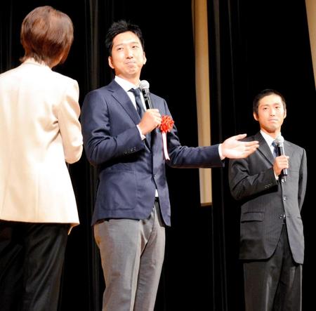 　骨髄バンクへの支援を呼びかける藤川（中央）。右は戸田浩司さん
