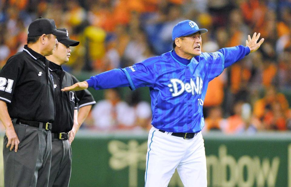 ５回、ロペスの一塁アウトの判定に猛抗議する中畑監督