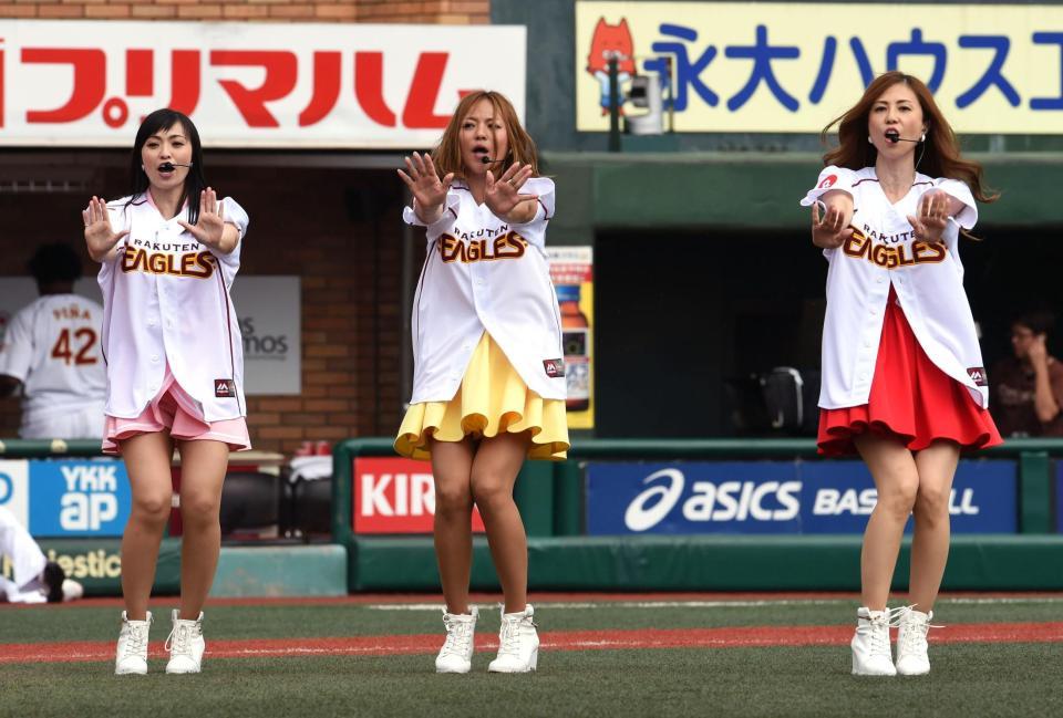 　試合前、楽天のユニホームを着てライブを行い、エールを送るＭＡＸ