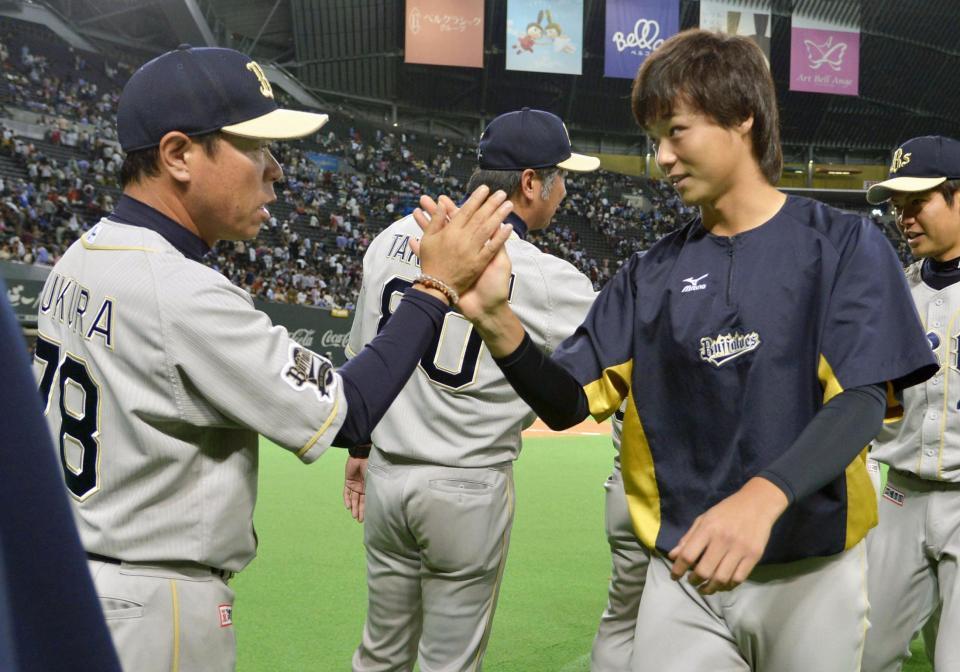 　日本ハムに勝利し、福良監督代行（左）とタッチするオリックス・山崎福