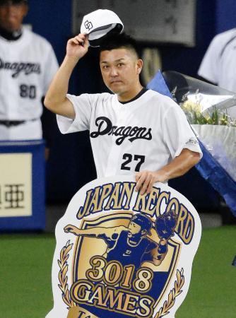 　７月２８日の阪神戦に先発し、３０１８試合のプロ野球最多出場記録を達成。記念ボードを掲げる中日・谷繁＝ナゴヤドーム