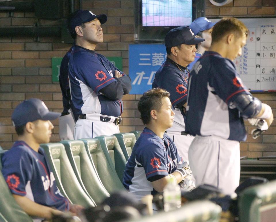 　楽天投手陣に抑えられ、腕を組む西武・田辺監督（左奥）＝コボスタ宮城