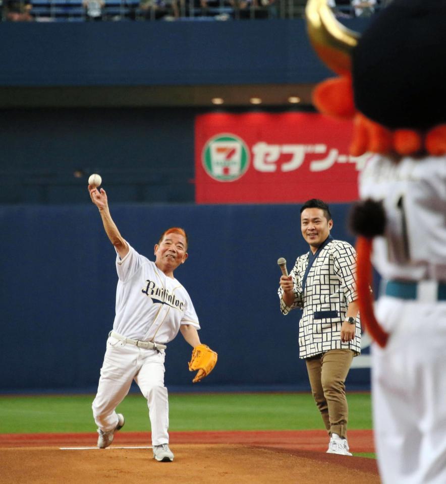 特別始球式を務める池野めだか＝京セラドーム（撮影・持木克友）