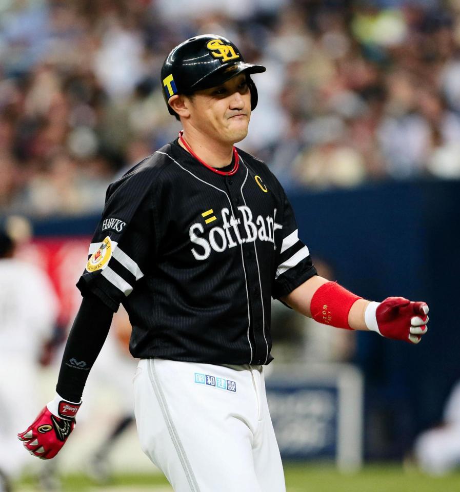６回、二飛に倒れ悔しそうな表情の内川＝京セラドーム（撮影・持木克友）
