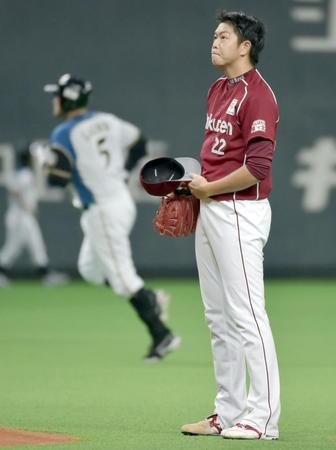 　２回、レアード（左）に先制ソロを浴びた楽天・戸村＝札幌ドーム